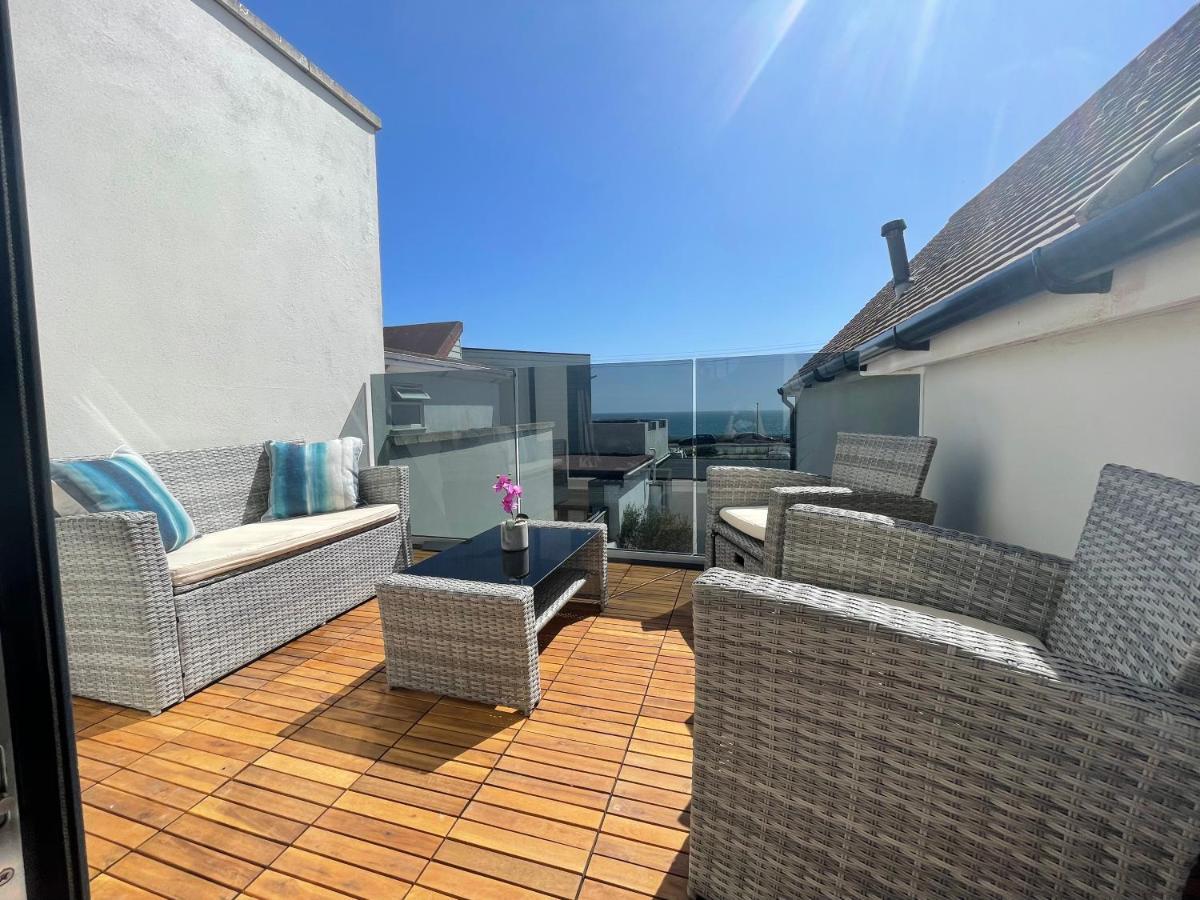 The Alice - By Coastline Retreats - Stunning Balcony With Sea Views - Alice In Wonderland Themed Secret - Luxury Copper Bath In Master Bedroom Apartment